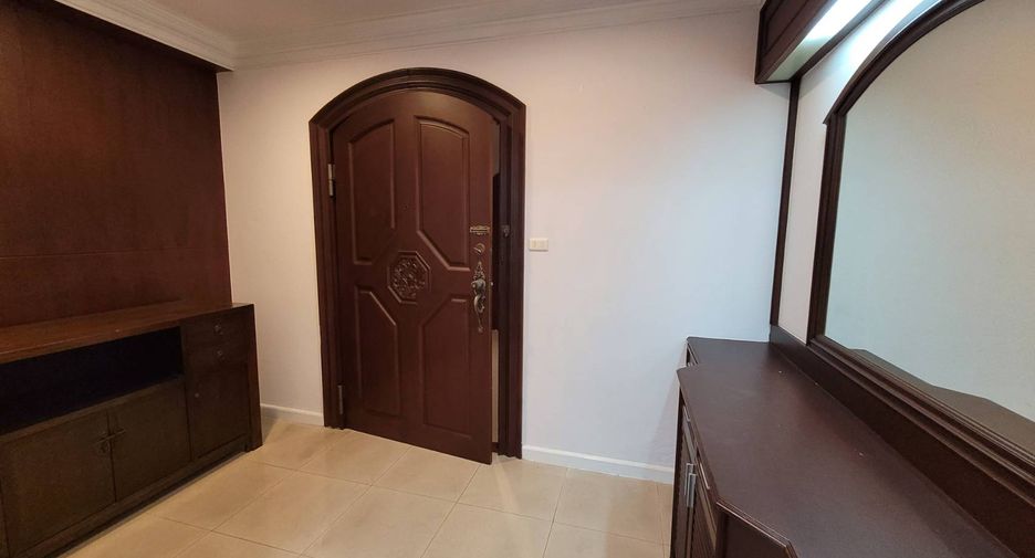 For rent 4 bedrooms condo in Khlong Toei, Bangkok