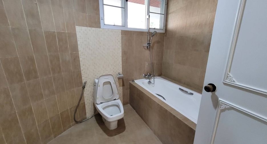 For rent 4 bedrooms condo in Khlong Toei, Bangkok