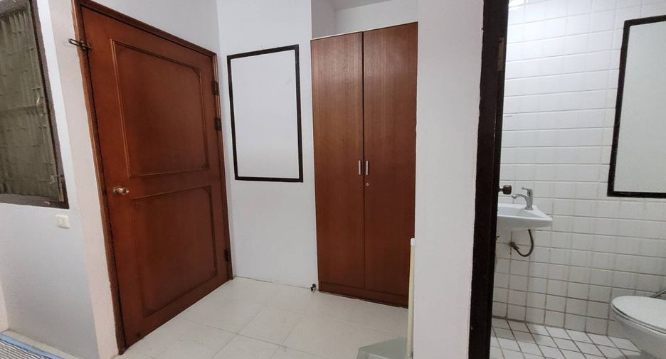 For rent 4 bedrooms condo in Khlong Toei, Bangkok