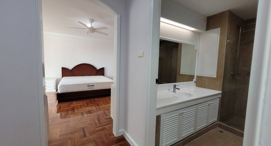 For rent 4 bedrooms condo in Khlong Toei, Bangkok