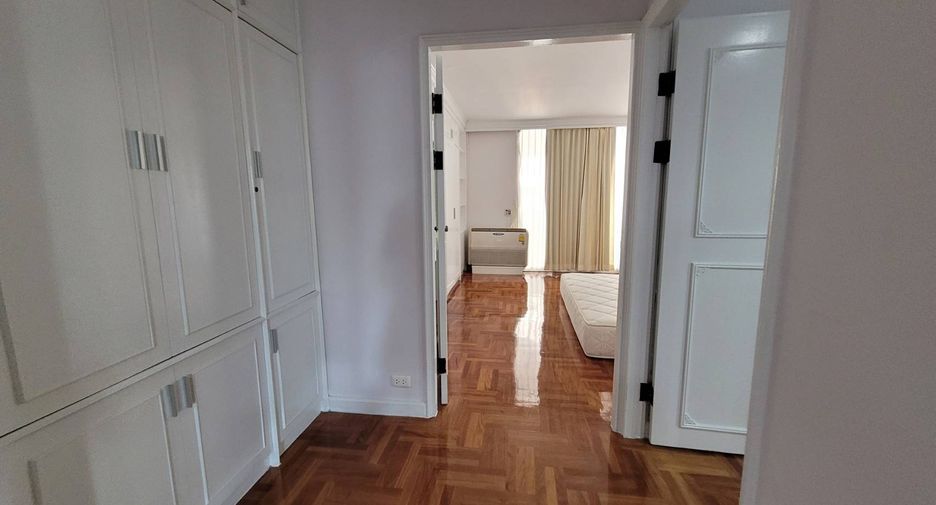 For rent 4 bedrooms condo in Khlong Toei, Bangkok