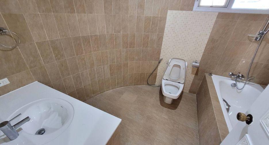 For rent 4 bedrooms condo in Khlong Toei, Bangkok