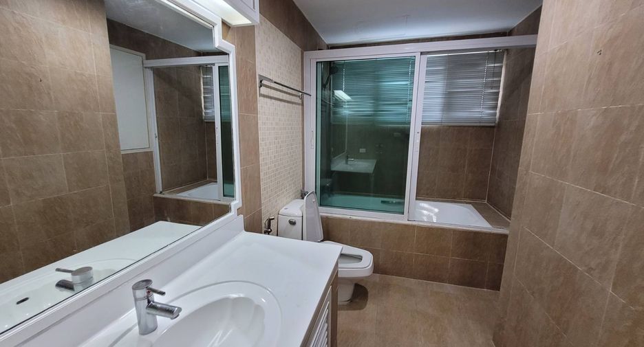 For rent 4 bedrooms condo in Khlong Toei, Bangkok