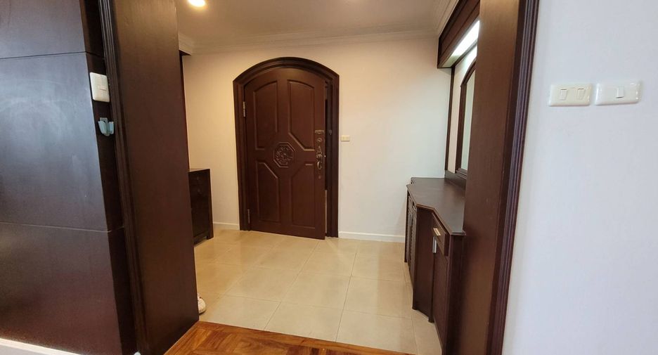 For rent 4 bedrooms condo in Khlong Toei, Bangkok