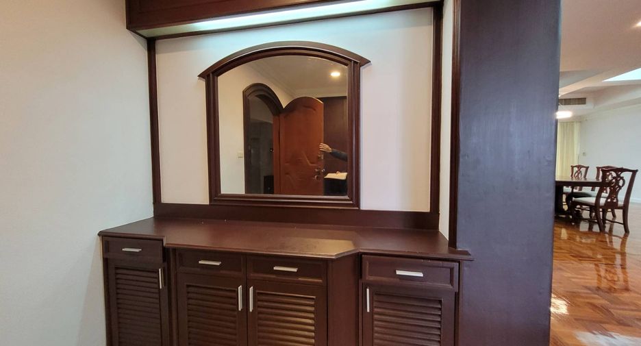 For rent 4 bedrooms condo in Khlong Toei, Bangkok