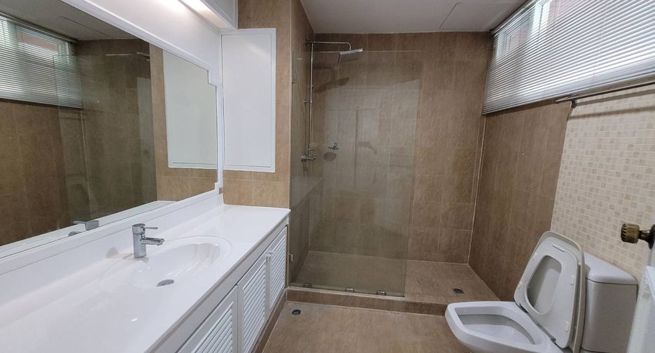 For rent 4 bedrooms condo in Khlong Toei, Bangkok