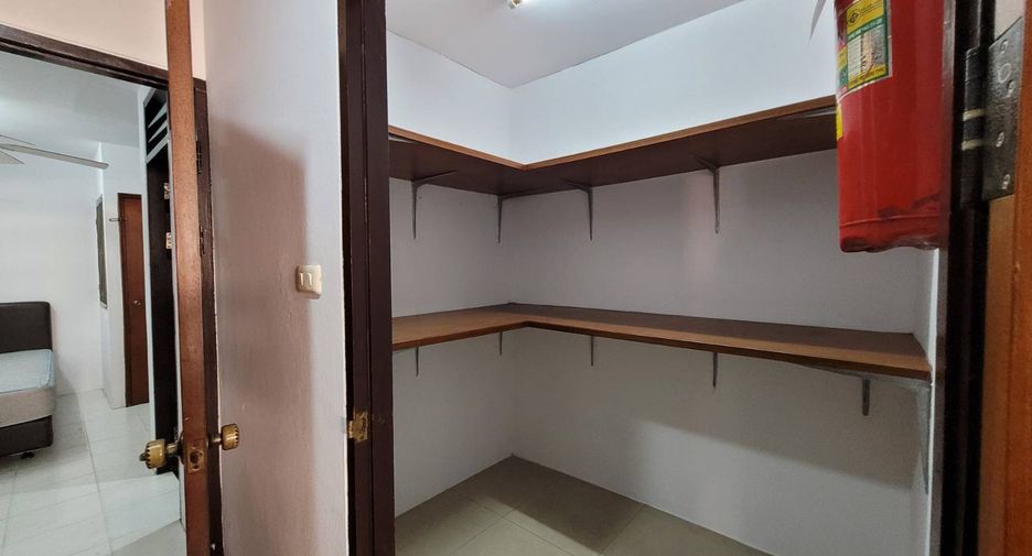 For rent 4 bedrooms condo in Khlong Toei, Bangkok