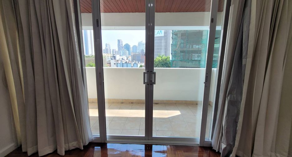 For rent 4 bedrooms condo in Khlong Toei, Bangkok