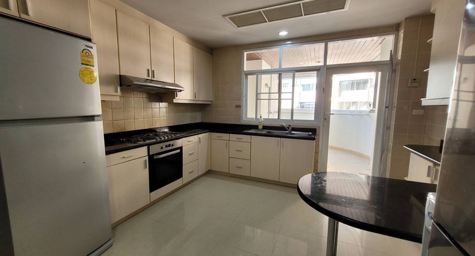 For rent 4 bedrooms condo in Khlong Toei, Bangkok