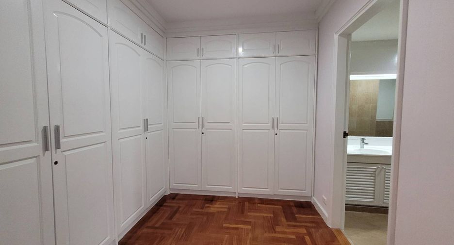 For rent 4 bedrooms condo in Khlong Toei, Bangkok