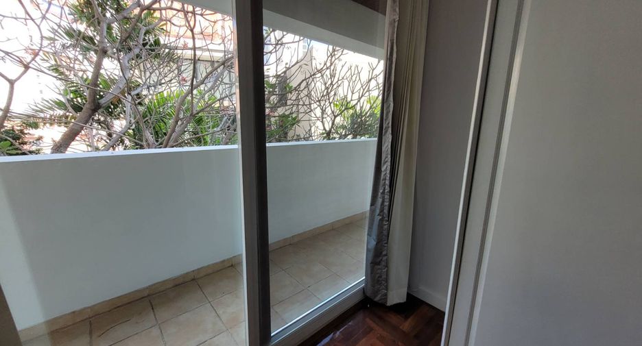 For rent 4 bedrooms condo in Khlong Toei, Bangkok
