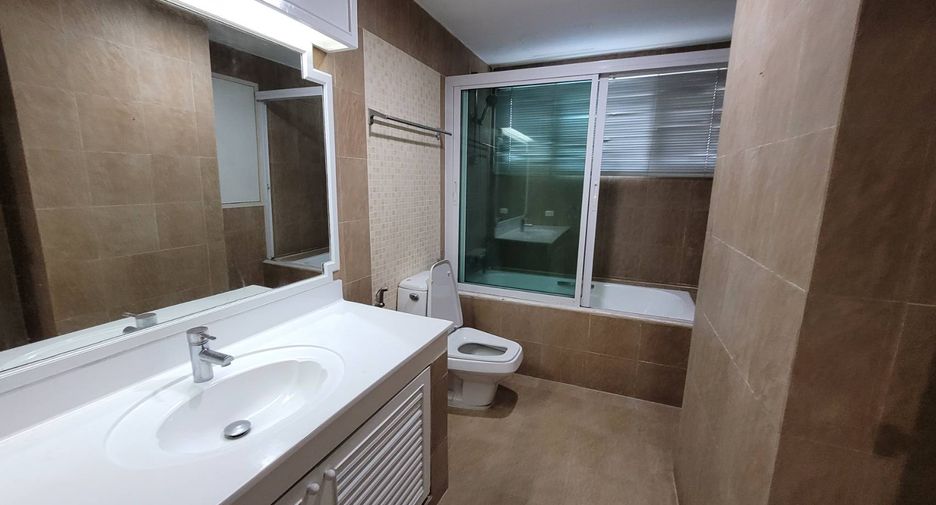 For rent 4 bedrooms condo in Khlong Toei, Bangkok