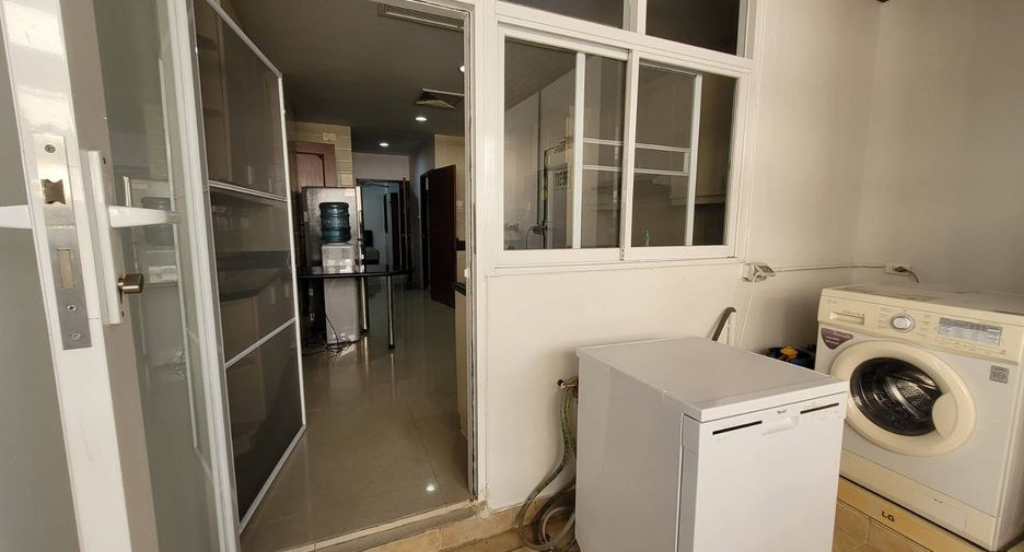 For rent 4 bedrooms condo in Khlong Toei, Bangkok