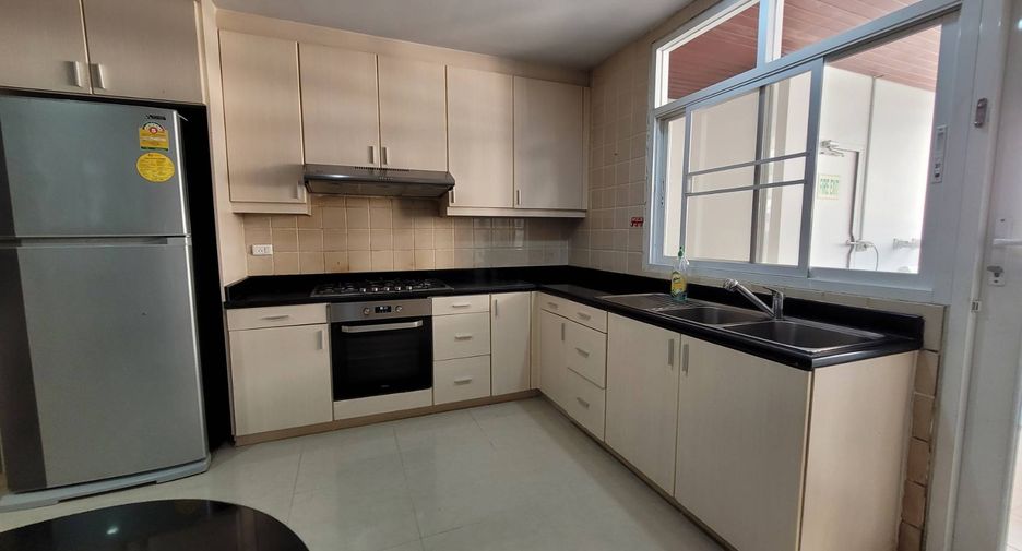 For rent 4 bedrooms condo in Khlong Toei, Bangkok
