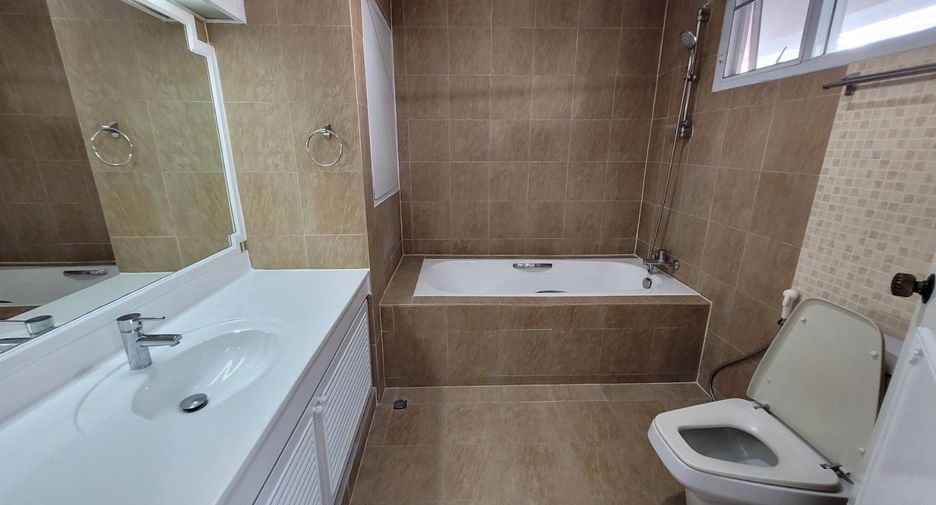 For rent 4 bedrooms condo in Khlong Toei, Bangkok