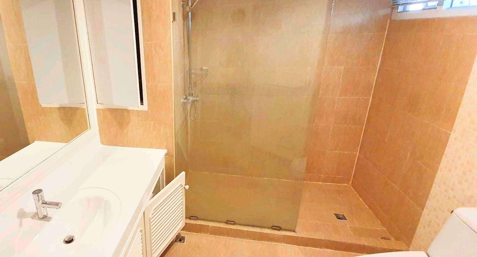 For rent 4 bedrooms condo in Khlong Toei, Bangkok