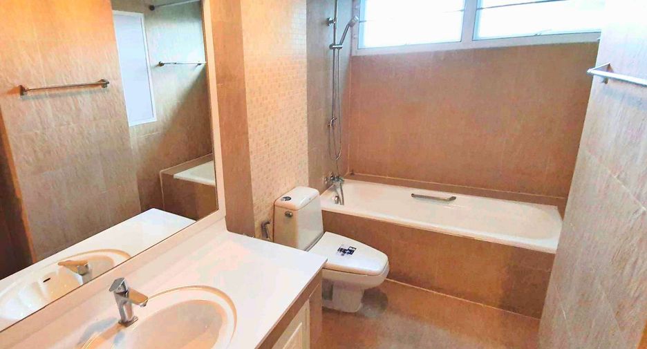 For rent 4 bedrooms condo in Khlong Toei, Bangkok