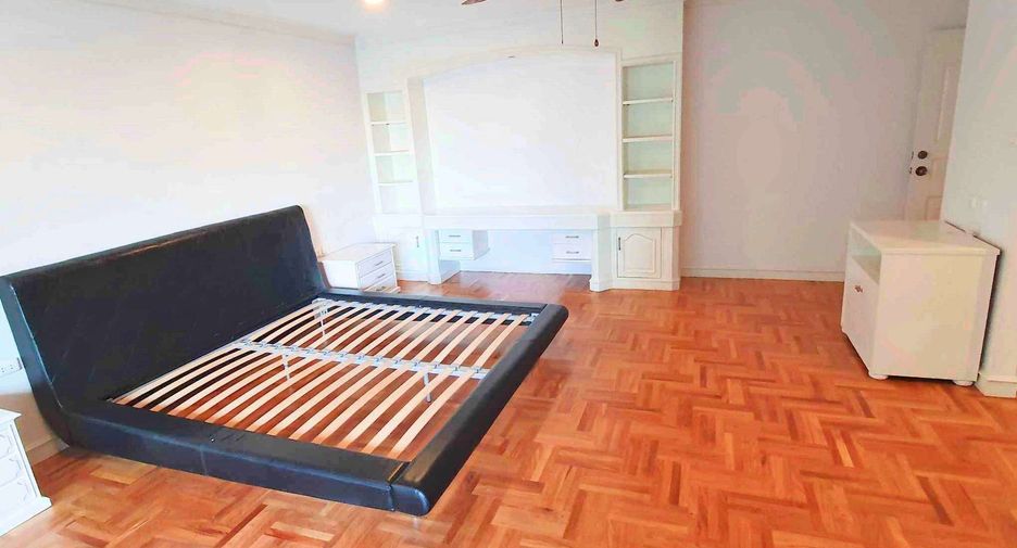 For rent 4 bedrooms condo in Khlong Toei, Bangkok