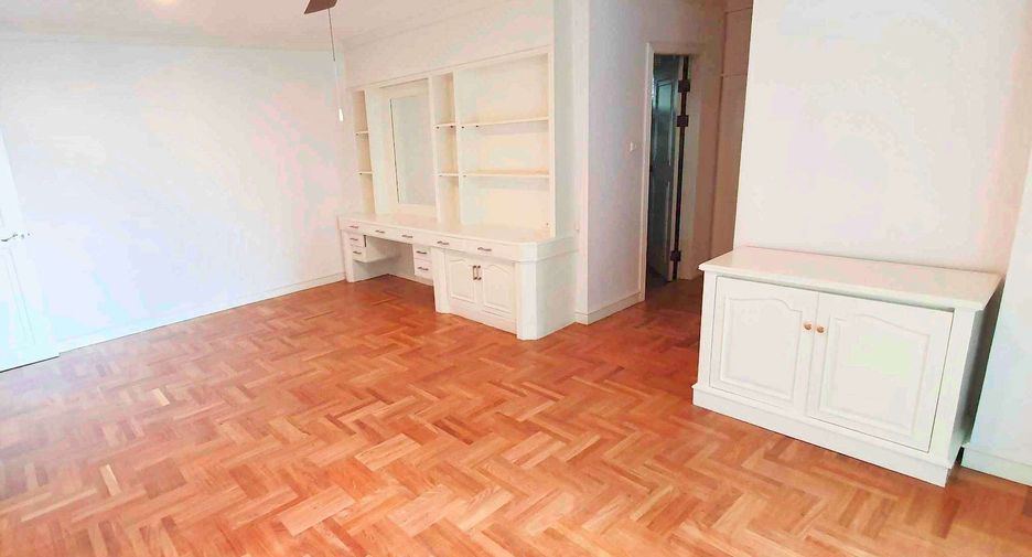 For rent 4 bedrooms condo in Khlong Toei, Bangkok