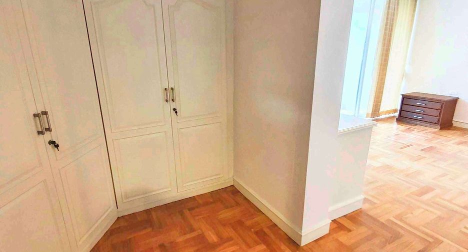 For rent 4 bedrooms condo in Khlong Toei, Bangkok