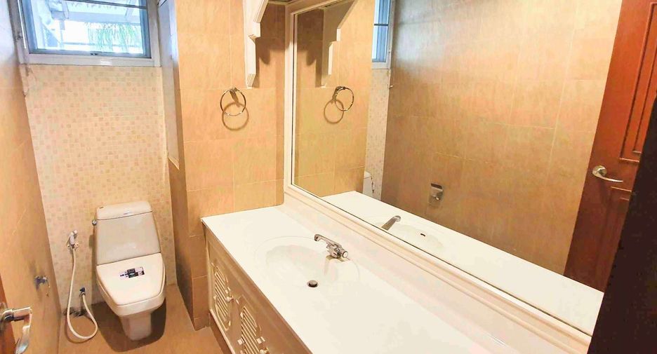 For rent 4 bedrooms condo in Khlong Toei, Bangkok