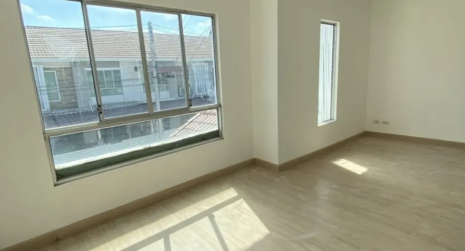 Reihenhaus zum Kauf mit 3 Zimmer in Sam Phran, Nakhon Pathom
