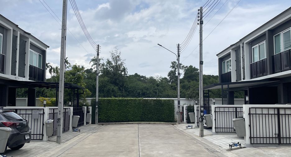 For rent 3 bedrooms townhouse in Thalang, Phuket