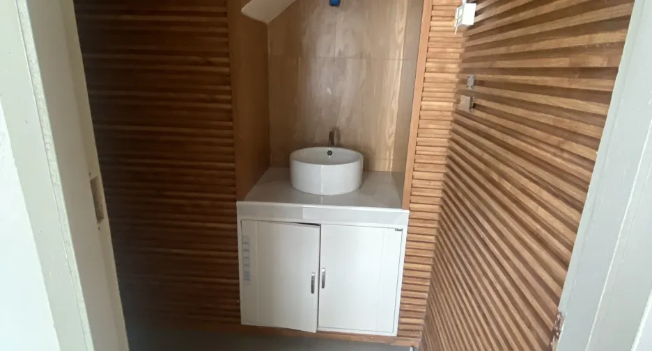 For rent 5 bedrooms retail Space in Watthana, Bangkok