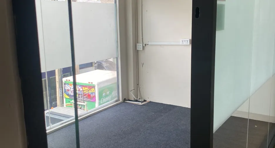 For rent 5 bedrooms retail Space in Watthana, Bangkok