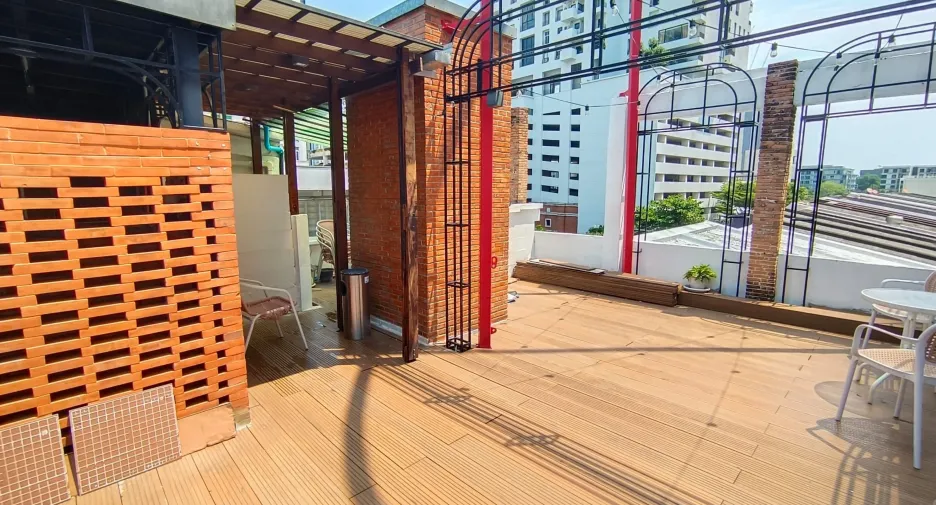 For rent 5 bedrooms retail Space in Watthana, Bangkok