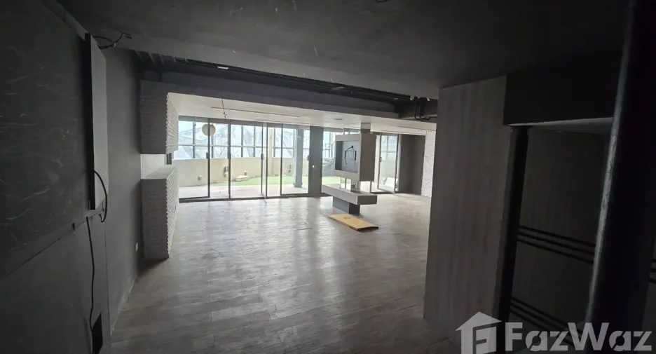 For rent 3 bedrooms retail Space in Watthana, Bangkok