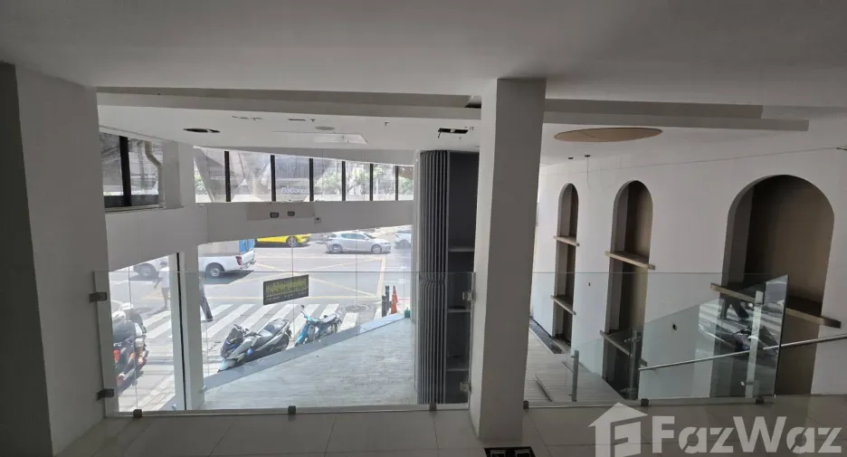 For rent 3 bedrooms retail Space in Watthana, Bangkok