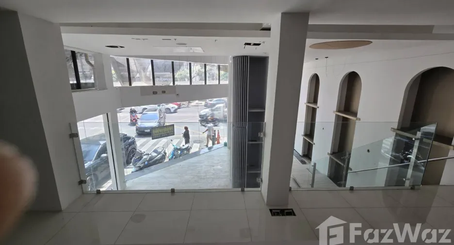 For rent 3 bedrooms retail Space in Watthana, Bangkok