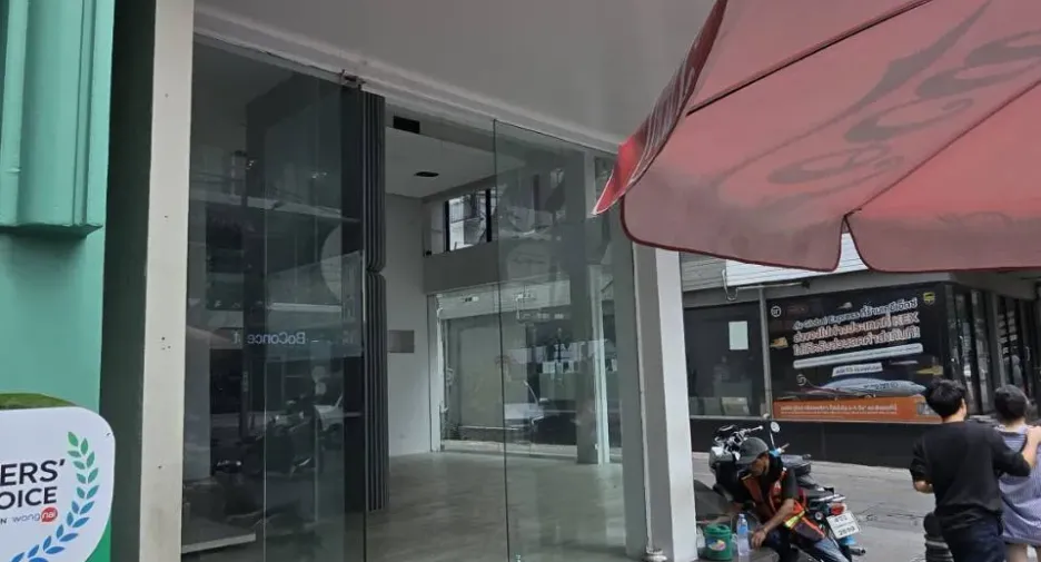 For rent 3 bedrooms retail Space in Watthana, Bangkok