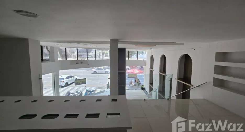 For rent 3 bedrooms retail Space in Watthana, Bangkok