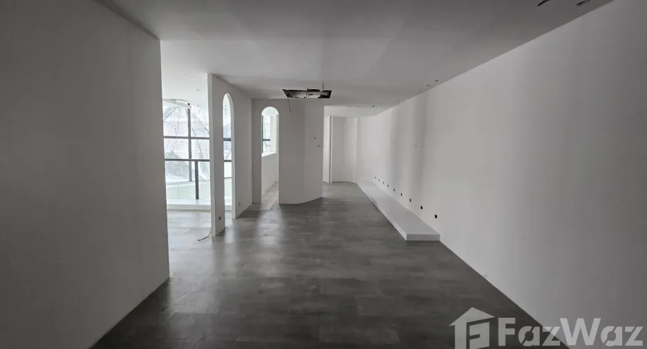 For rent 3 bedrooms retail Space in Watthana, Bangkok