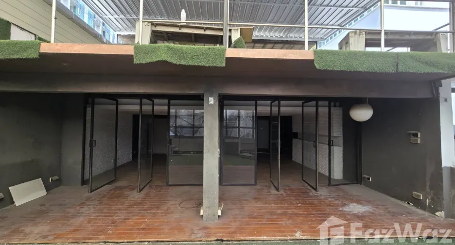 For rent 3 bedrooms retail Space in Watthana, Bangkok