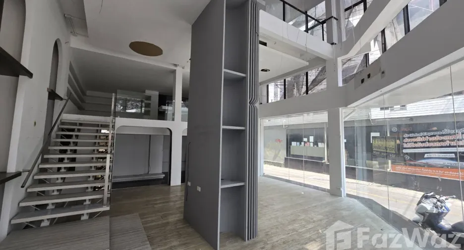 For rent 3 bedrooms retail Space in Watthana, Bangkok
