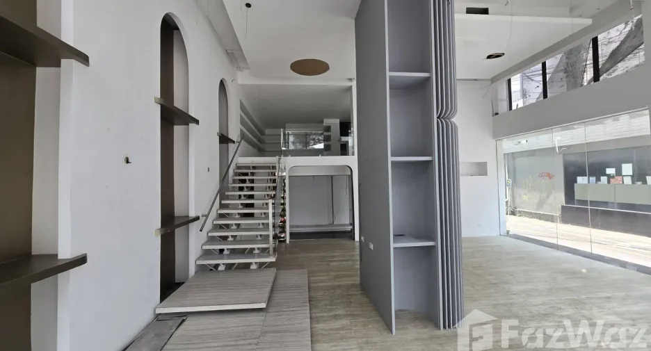 For rent 3 bedrooms retail Space in Watthana, Bangkok