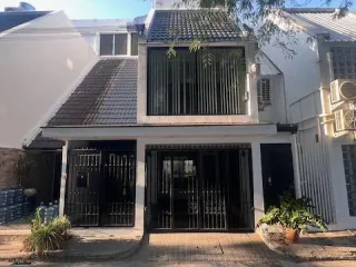 For sale and for rent 4 bedrooms townhouse in Watthana, Bangkok