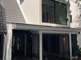 For sale and for rent 4 bedrooms townhouse in Watthana, Bangkok