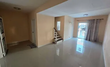 Casa adosada en alquiler de 3 habitaciones en Bang Sao Thong, Samut Prakan