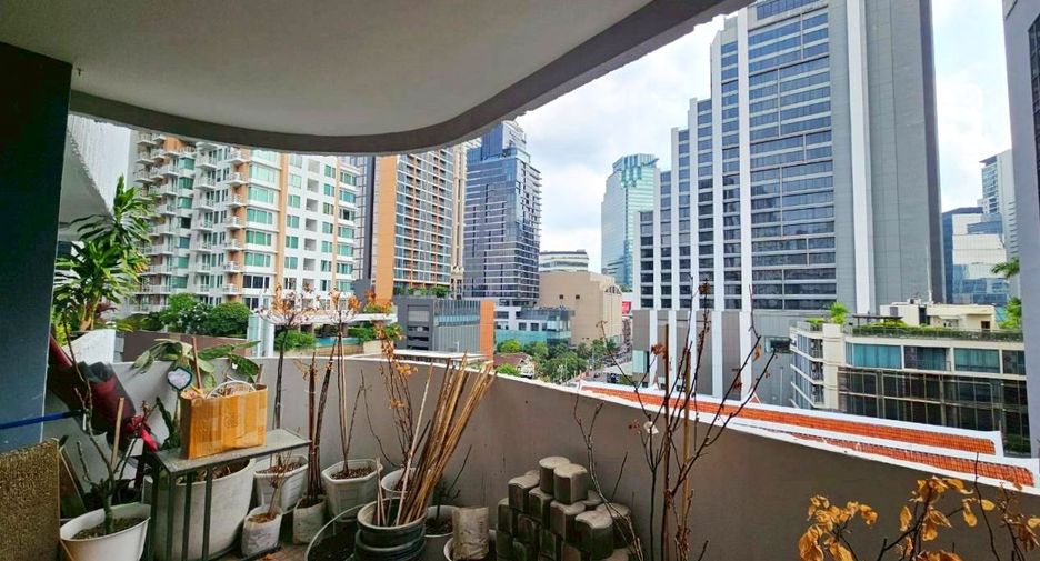 For rent 2 bedrooms condo in Khlong Toei, Bangkok