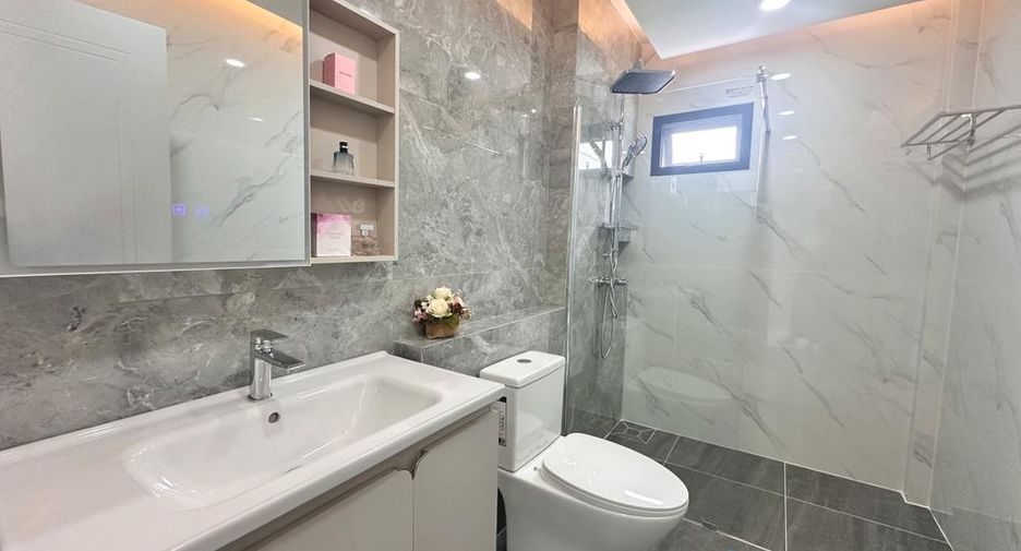 For sale 4 bedrooms house in East Pattaya, Pattaya