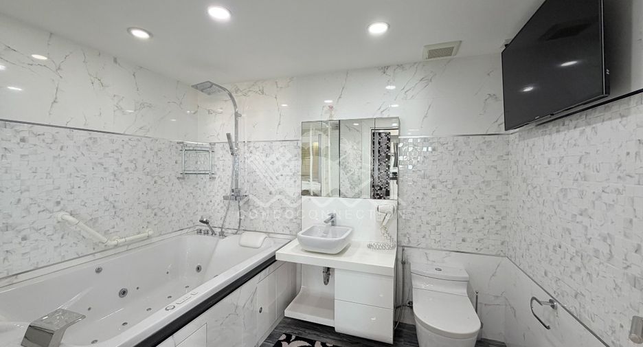 For sale そして for rent 3 ベッドルーム condo in Pratumnak, Pattaya