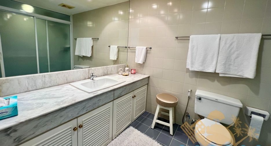For rent 2 bedrooms condo in North Pattaya, Pattaya