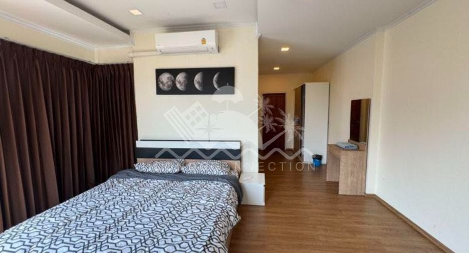 For sale 4 bedrooms house in East Pattaya, Pattaya
