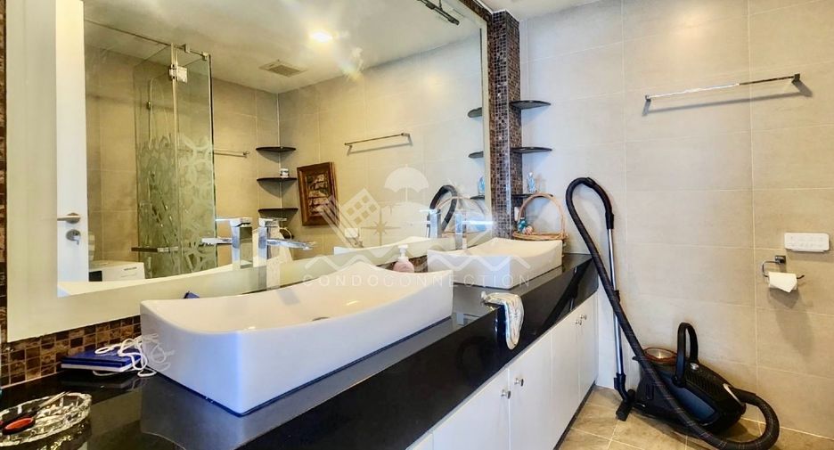 For sale 2 bedrooms condo in Pratumnak, Pattaya