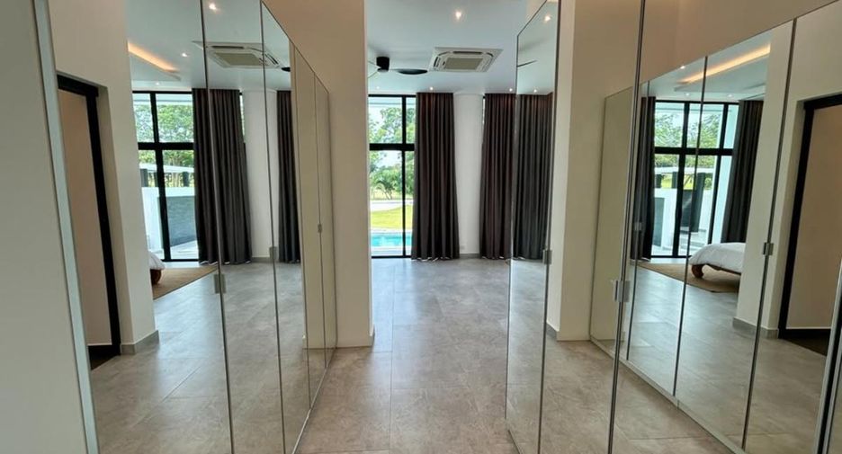 For sale 4 bedrooms house in Huay Yai, Pattaya