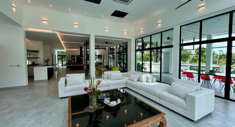For sale 4 bedrooms house in Huay Yai, Pattaya